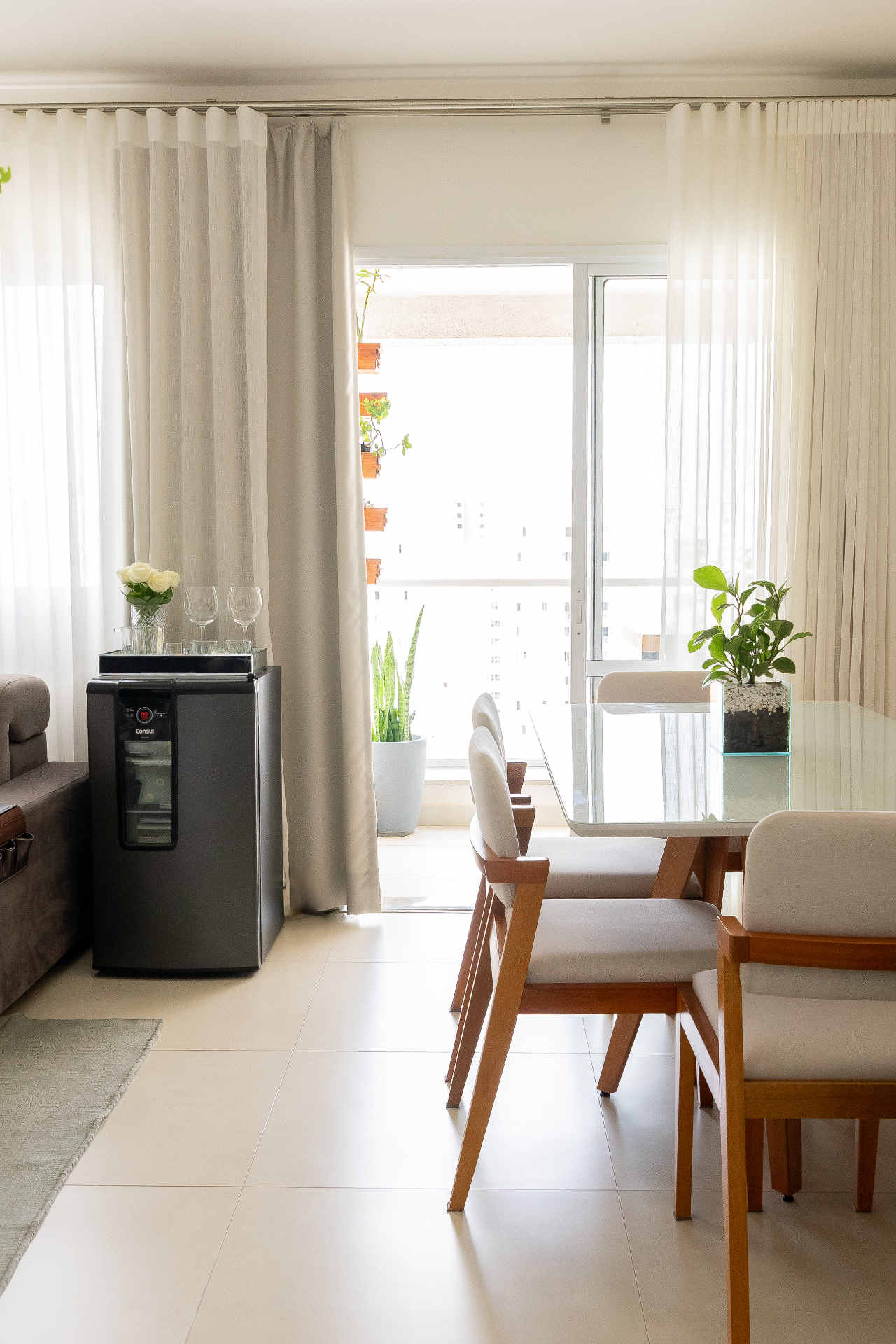 Ambiente residencial com luz natural — projeto Fe' Braga